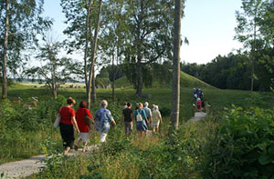 En grupp människor följer guiden på stigen mot Anundshögen.