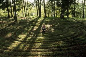 Labyrinten i Tibble med en flicka i mitten.